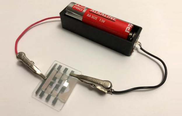 東京科學大學開發成功單節乾電池即可點亮的白色有機EL，實現全球最低功耗