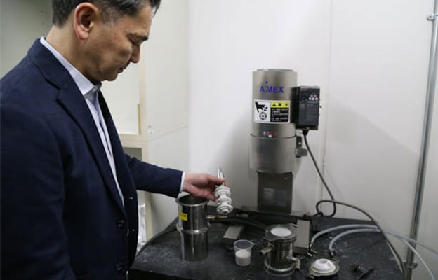 東京大學開發出利用廢棄塑膠瓶製備藥物原料的回收技術，無需加熱即可分解