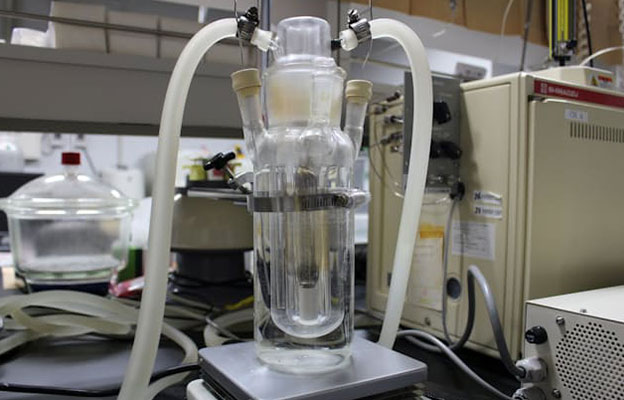 九州大學開發出光觸媒，利用光將CO₂和塑膠同步轉化為化學品