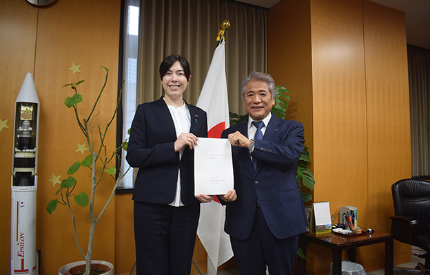 日本內閣府會議建言強化材料研發——依託AI將研發速度提升10倍，每年培育3萬名專業人才