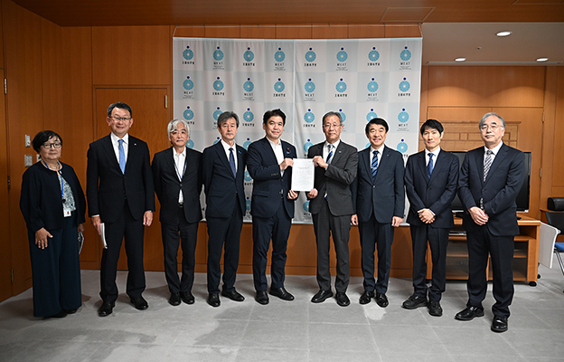 日本國立大學協會向文部科學大臣提交請願書，要求擴充預算與修改稅制