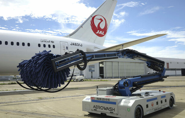日航開創國內先河引進飛機清洗機器人