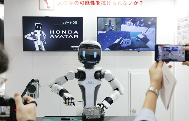 本田在CEATEC展示遠端操控機器人 靈巧度媲美人手