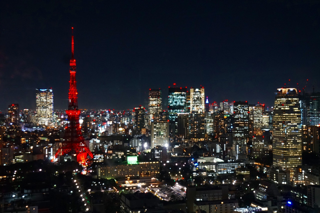 東京塔除夕夜披紅妝，象徵意義大於美觀