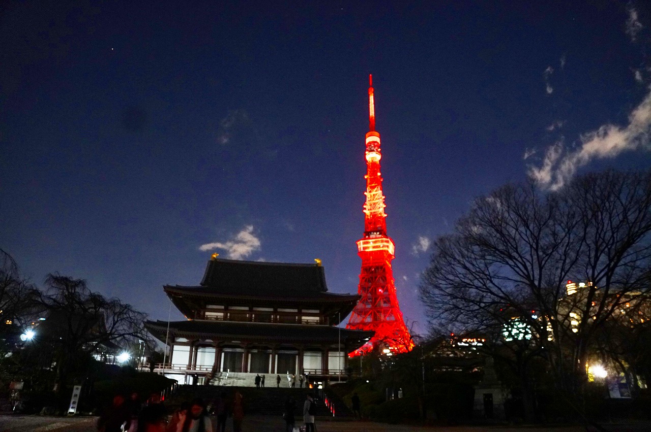 東京塔除夕夜披紅妝，象徵意義大於美觀