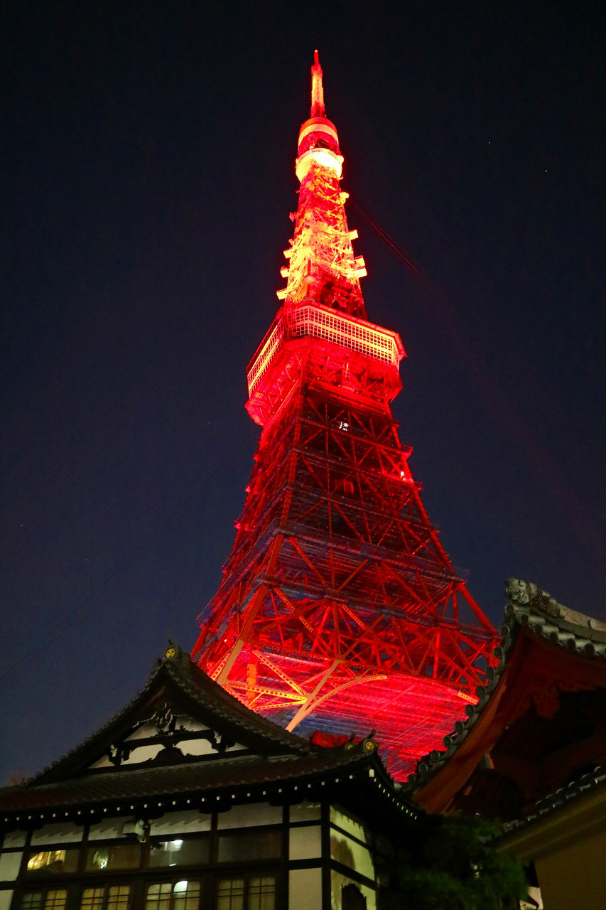 東京塔除夕夜披紅妝，象徵意義大於美觀