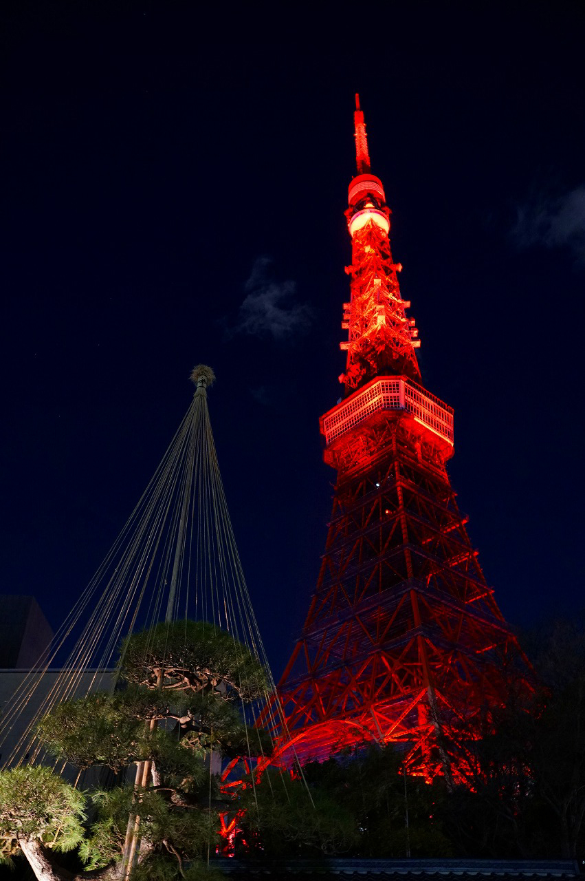 東京塔除夕夜披紅妝，象徵意義大於美觀