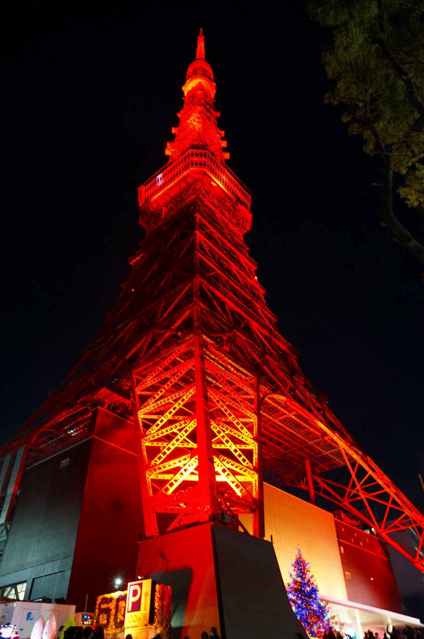 東京塔除夕夜披紅妝，象徵意義大於美觀