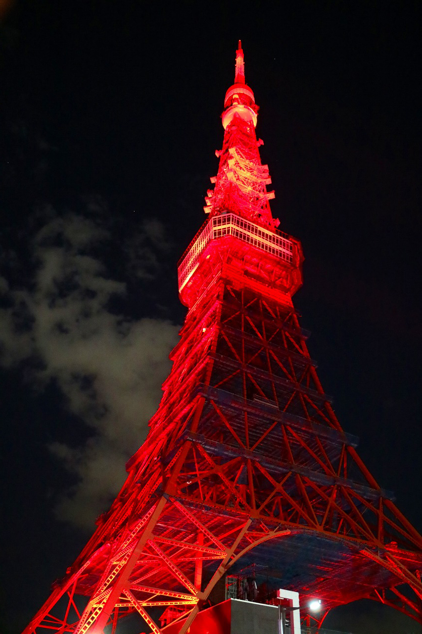 東京塔除夕夜披紅妝，象徵意義大於美觀