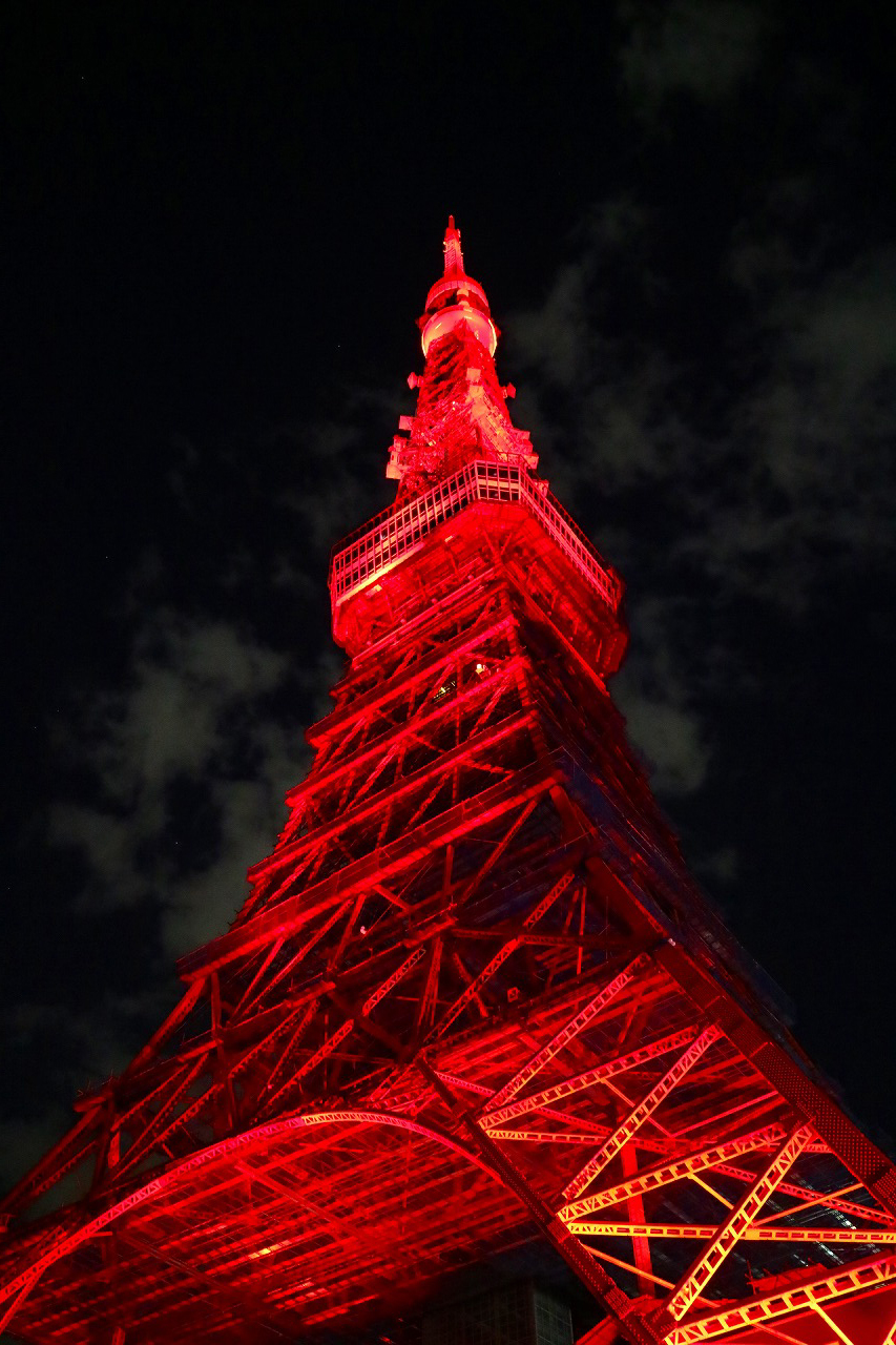 東京塔除夕夜披紅妝，象徵意義大於美觀