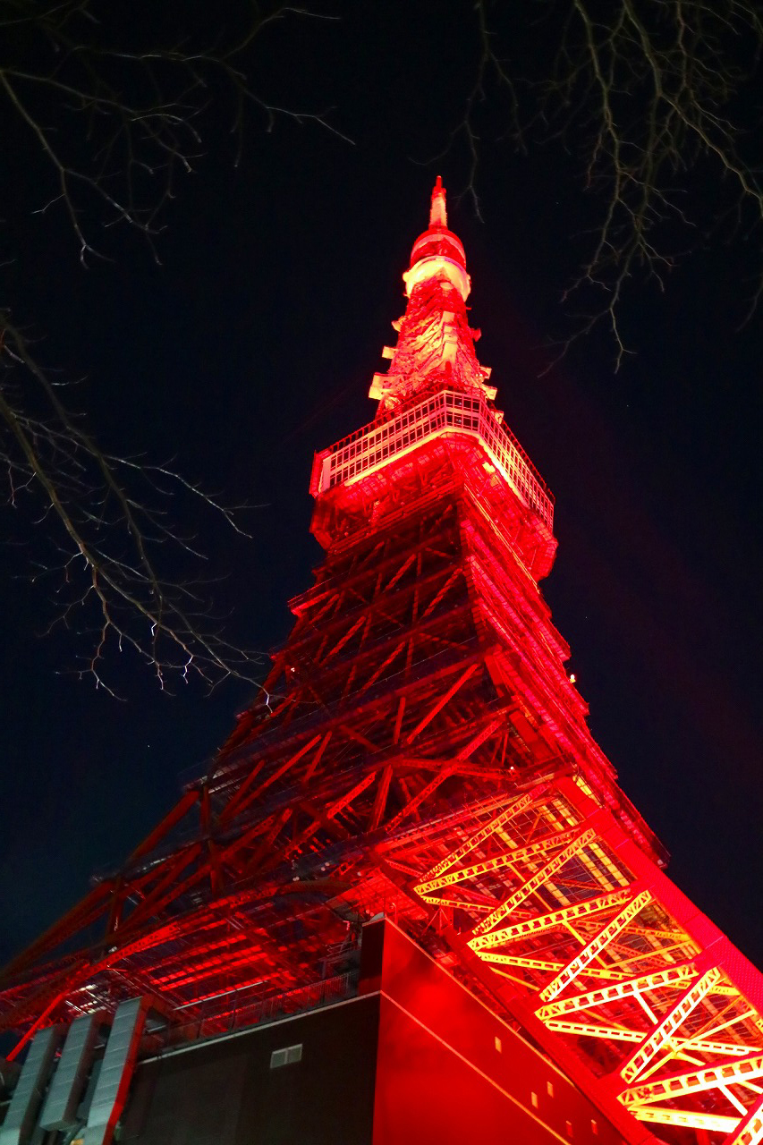 東京塔除夕夜披紅妝，象徵意義大於美觀