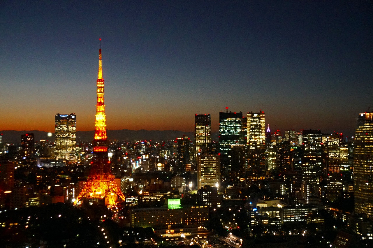 東京塔除夕夜披紅妝，象徵意義大於美觀