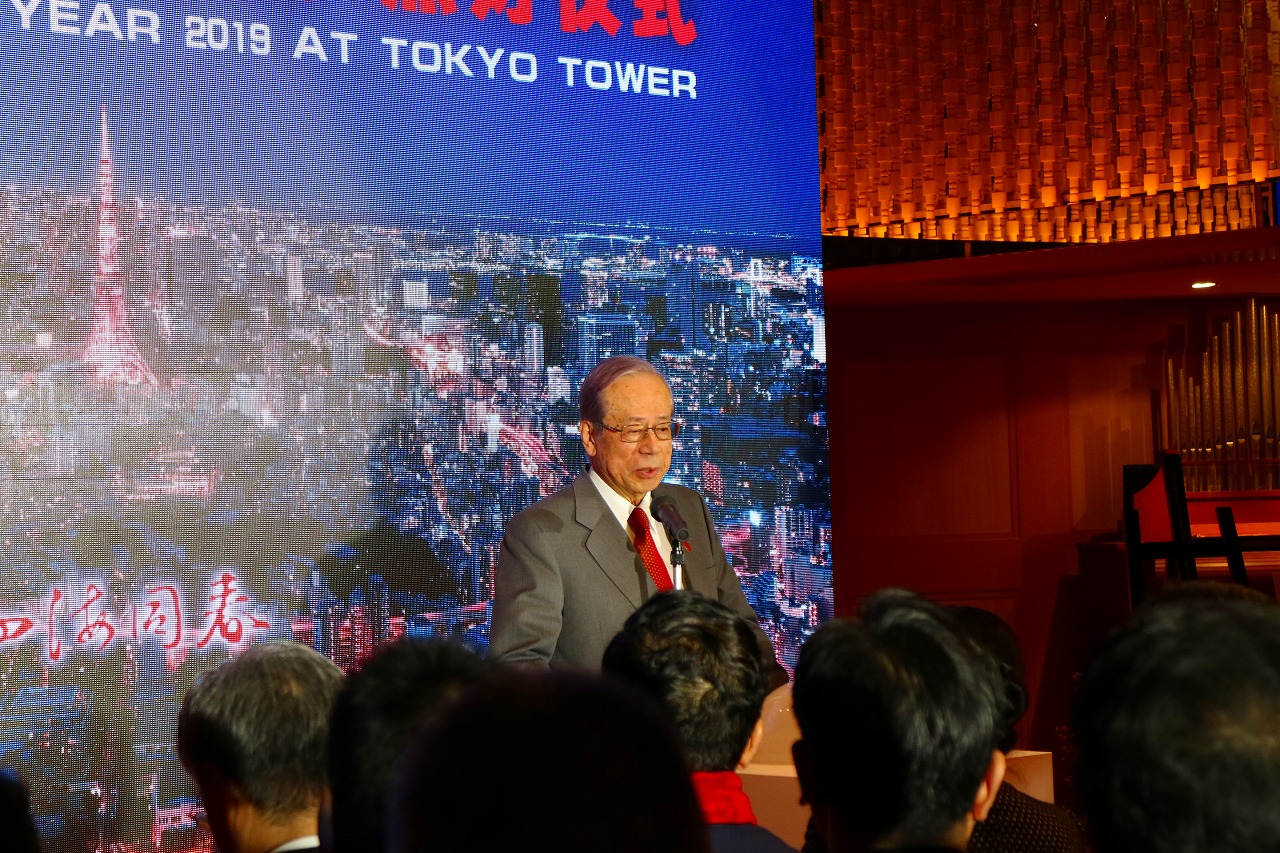 東京塔除夕夜披紅妝，象徵意義大於美觀