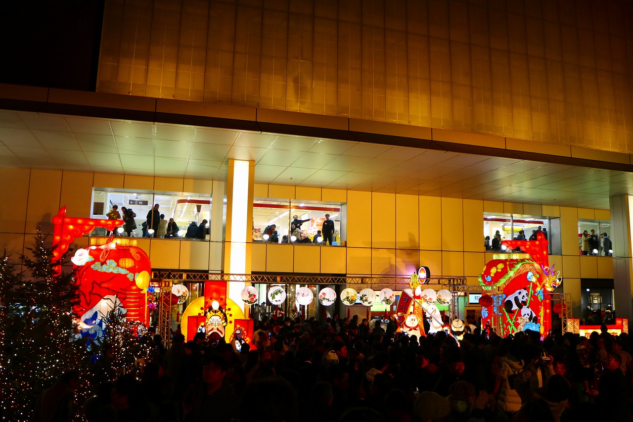 東京塔除夕夜披紅妝，象徵意義大於美觀