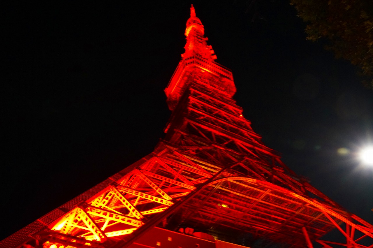 東京塔除夕夜披紅妝，象徵意義大於美觀