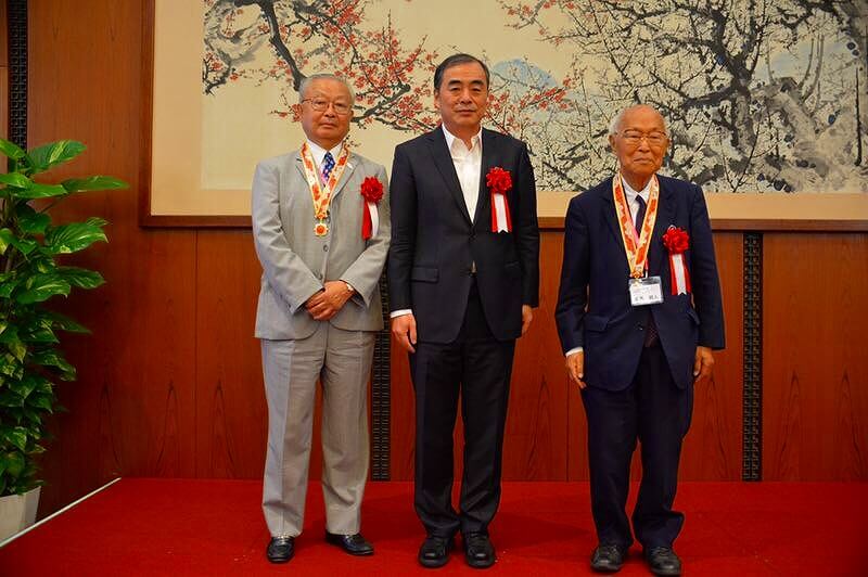 有馬朗人和衝村憲樹獲中國建國70週年紀念章，中國駐日使館舉行日本青年訪華團報告會及送行會