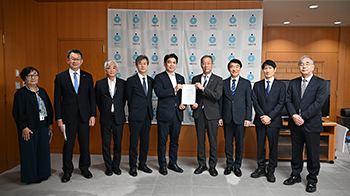 日本國立大學協會向文部科學大臣提交請願書，要求擴充預算與修改稅制