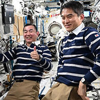 「縱使身處無重力環境，仍感受到綬帶之重」——大西與油井同在宇宙空間站