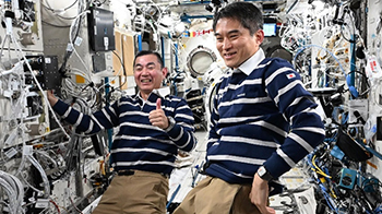 「縱使身處無重力環境，仍感受到綬帶之重」——大西與油井同在宇宙空間站