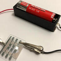 東京科學大學開發成功單節乾電池即可點亮的白色有機EL，實現全球最低功耗