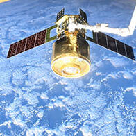 日本宇航員油井亀美也成功捕獲「金色寶箱」！HTV-X補給太空船1號機抵達國際太空站