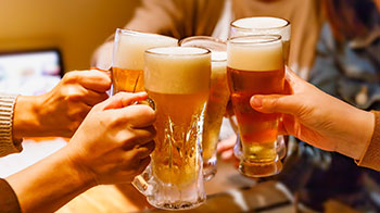 日本東北大學揭示飲酒量與老年聽力損失關係：男性「大量飲酒」風險高，女性「少量飲酒」反而好