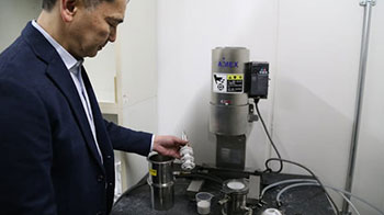 東京大學開發出利用廢棄塑膠瓶製備藥物原料的回收技術，無需加熱即可分解