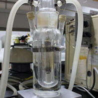 九州大學開發出光觸媒，利用光將CO₂和塑膠同步轉化為化學品