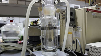 九州大學開發出光觸媒，利用光將CO₂和塑膠同步轉化為化學品