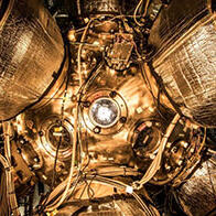 大阪大學雷射研的「雷射Ⅻ號」：以12束雷射壓縮核燃料，準備核融合