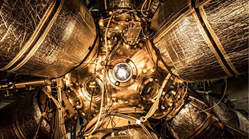 大阪大學雷射研的「雷射Ⅻ號」：以12束雷射壓縮核燃料，準備核融合