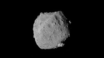 東京大學等發現，在小行星「龍宮」上有大分子有機物質