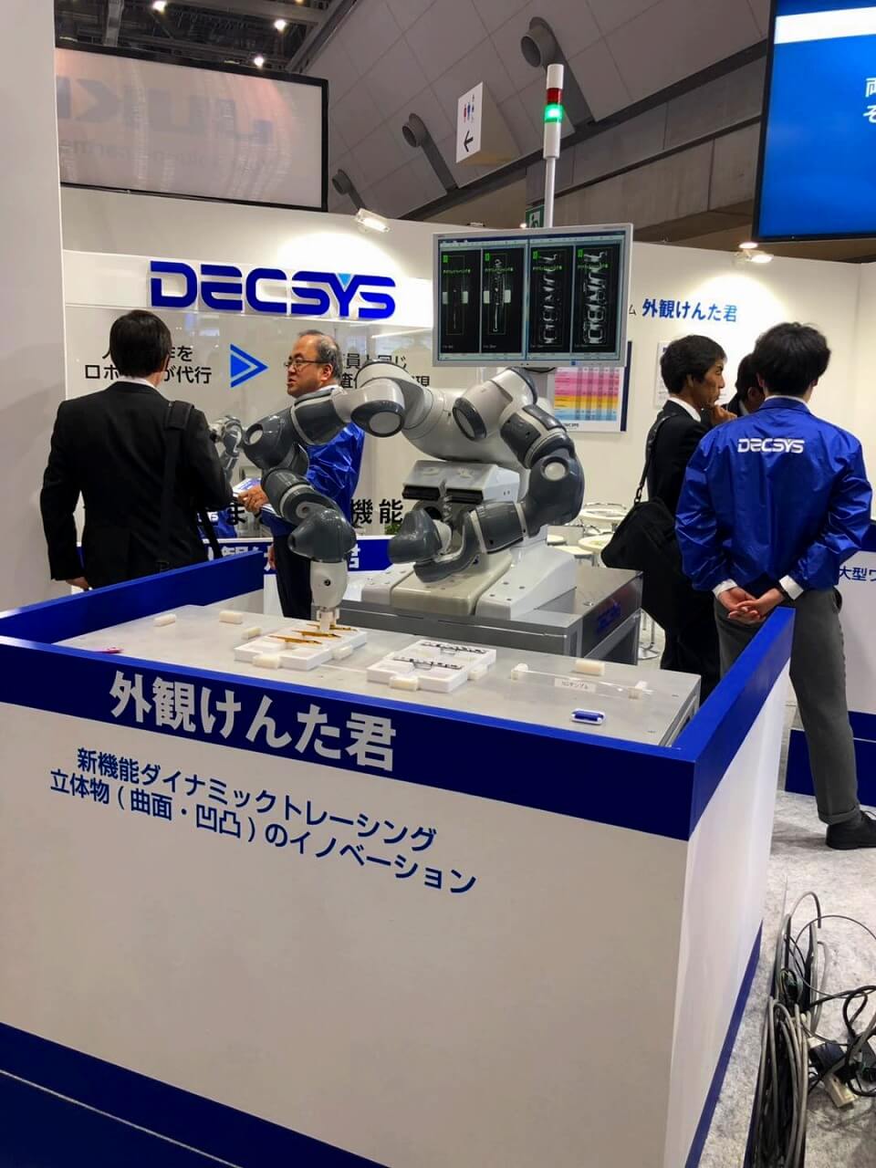 新型機器人解決方案引領東京RoboDEX展 DECSYS雙臂機器人目視檢驗系統