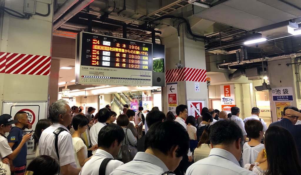 下班高峯東京池袋站某線路月台