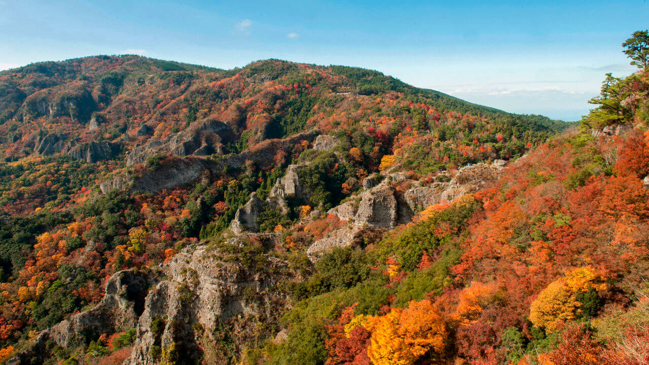 秋色如錦的小豆島寒霞溪：怪石、紅葉、瀨戶內海織就的溪谷美景