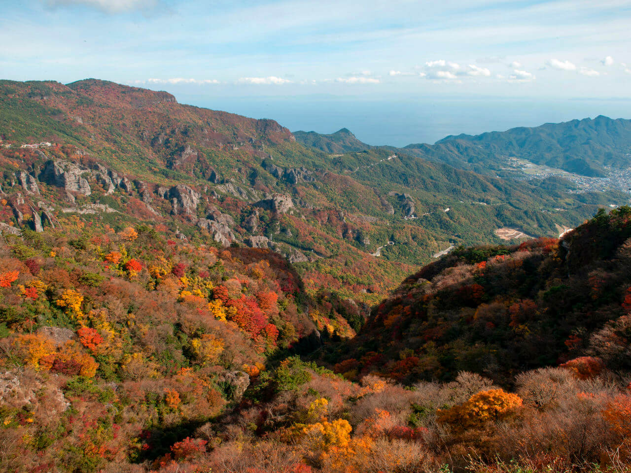 秋色如錦的小豆島寒霞溪：怪石、紅葉、瀨戶內海織就的溪谷美景