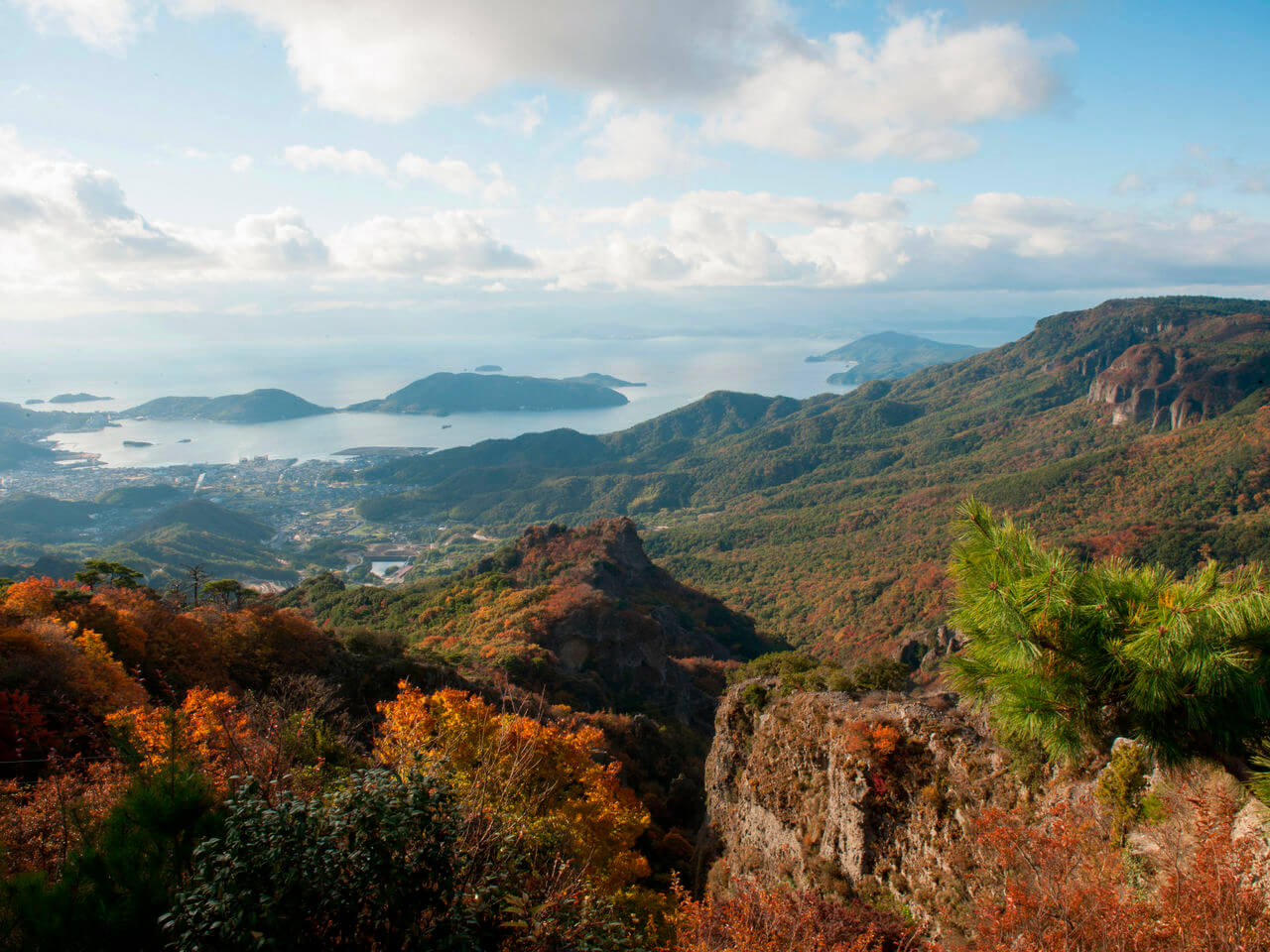 秋色如錦的小豆島寒霞溪：怪石、紅葉、瀨戶內海織就的溪谷美景