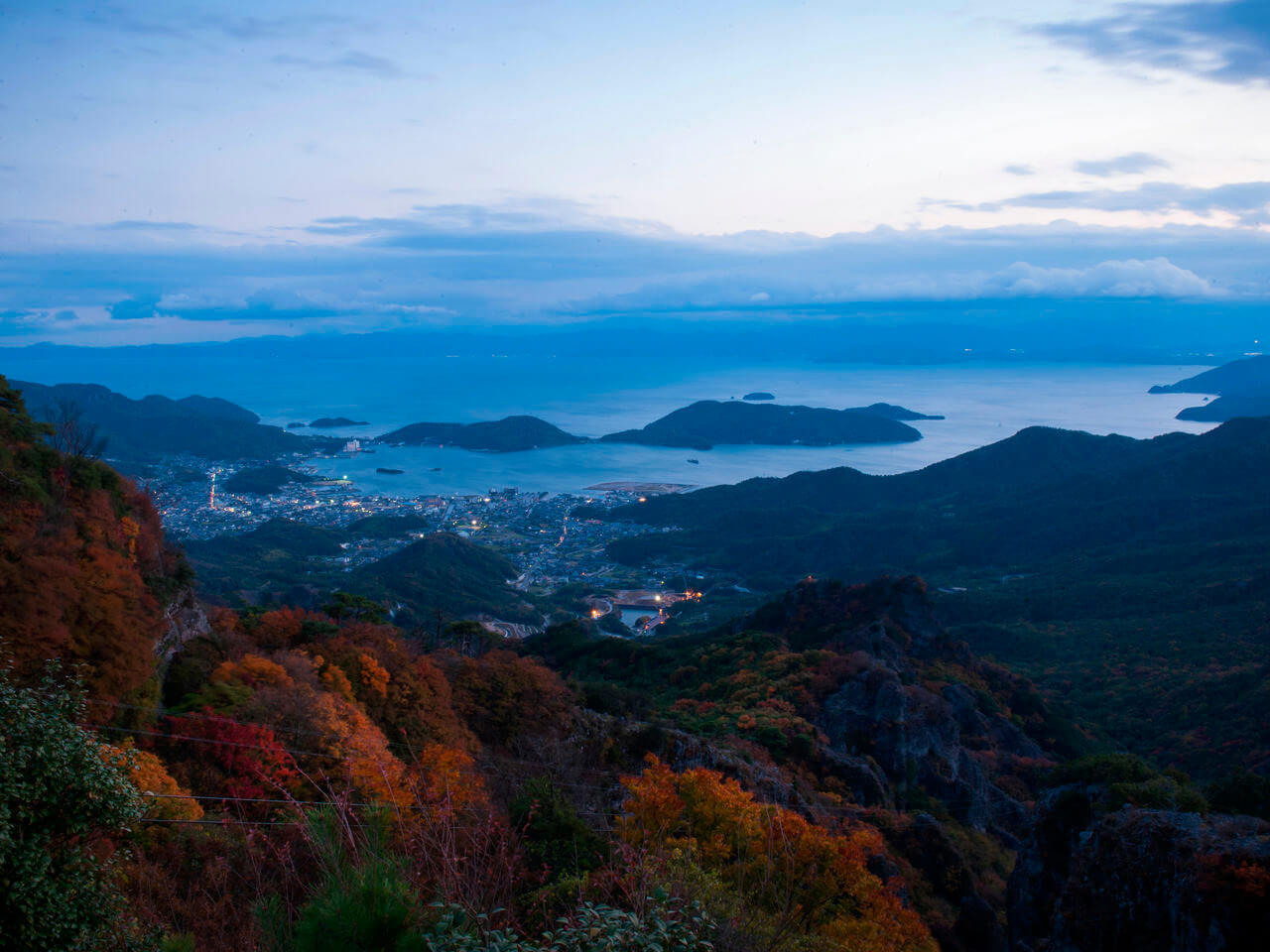 秋色如錦的小豆島寒霞溪：怪石、紅葉、瀨戶內海織就的溪谷美景