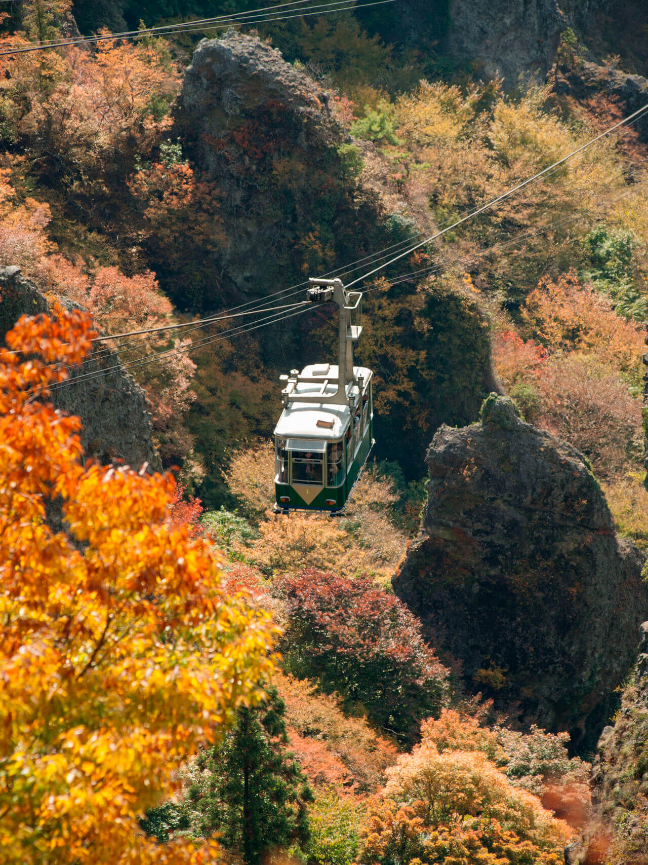 秋色如錦的小豆島寒霞溪：怪石、紅葉、瀨戶內海織就的溪谷美景