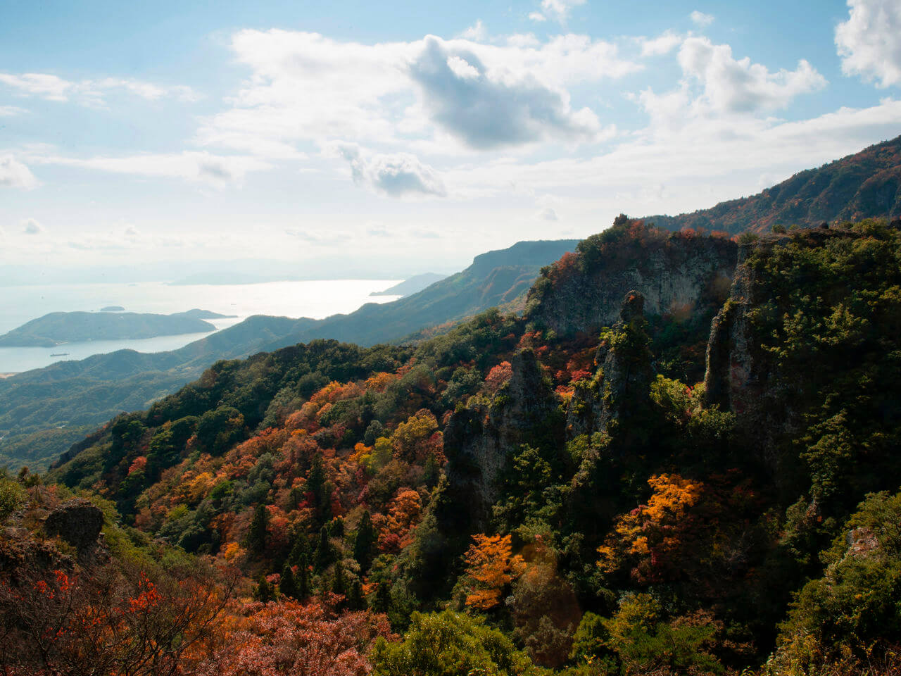 秋色如錦的小豆島寒霞溪：怪石、紅葉、瀨戶內海織就的溪谷美景