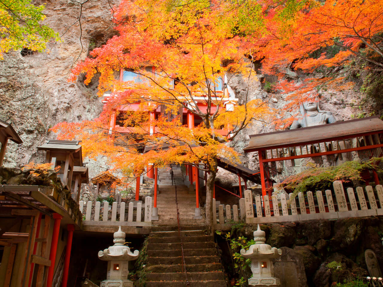 秋色如錦的小豆島寒霞溪：怪石、紅葉、瀨戶內海織就的溪谷美景